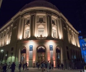 El beneficio principal de las acciones es participar en el éxito de grandes empresas, pero el inversor debe estar dispuesto a aceptar el riesgo de mercado: a mayor potencial de ganancia, mayor es la posibilidad de enfrentar periodos de pérdidas temporales o permanentes.