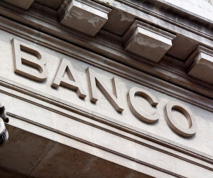 La banca presencial, también llamada tradicional, se basa en una red de sucursales físicas donde el cliente acude para realizar operaciones: abrir una cuenta, depositar, retirar, pedir préstamos o resolver inconvenientes. Este modelo se apoya en la interacción cara a cara, la documentación en papel y procesos presenciales que suelen implicar tiempo de espera y mayores costos operativos.