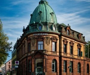 Las criptomonedas ofrecen un alto potencial de rentabilidad y mayor libertad financiera gracias a su descentralización, operando en un mercado abierto las 24 horas. Sin embargo, son un activo de alto riesgo debido a su extrema volatilidad y la falta de regulación. Los principales riesgos incluyen pérdidas rápidas y fallos de ciberseguridad. La clave del éxito reside en invertir únicamente con una estrategia clara y con capital que no comprometa su estabilidad financiera.