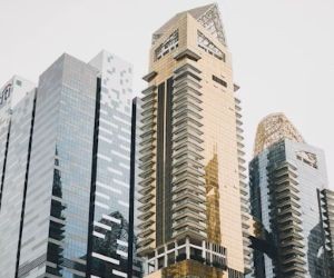 Las criptomonedas ofrecen un alto potencial de rentabilidad y mayor libertad financiera gracias a su descentralización, operando en un mercado abierto las 24 horas. Sin embargo, son un activo de alto riesgo debido a su extrema volatilidad y la falta de regulación. Los principales riesgos incluyen pérdidas rápidas y fallos de ciberseguridad. La clave del éxito reside en invertir únicamente con una estrategia clara y con capital que no comprometa su estabilidad financiera.