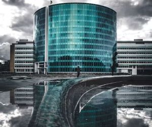 Las inversiones le permiten aumentar su patrimonio con el tiempo al invertir su dinero en activos como acciones, bonos, fondos, bienes raíces y más, pero siempre implican riesgos, como la volatilidad del mercado, la posible pérdida de capital y la inflación que erosiona los rendimientos. La clave es invertir con una estrategia clara, una diversificación adecuada y solo con capital que no comprometa su estabilidad financiera.