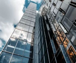 Las criptomonedas ofrecen un alto potencial de rentabilidad y mayor libertad financiera gracias a su descentralización, operando en un mercado abierto las 24 horas. Sin embargo, son un activo de alto riesgo debido a su extrema volatilidad y la falta de regulación. Los principales riesgos incluyen pérdidas rápidas y fallos de ciberseguridad. La clave del éxito reside en invertir únicamente con una estrategia clara y con capital que no comprometa su estabilidad financiera.