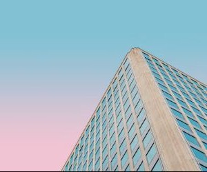 Las criptomonedas ofrecen un alto potencial de rentabilidad y mayor libertad financiera gracias a su descentralización, operando en un mercado abierto las 24 horas. Sin embargo, son un activo de alto riesgo debido a su extrema volatilidad y la falta de regulación. Los principales riesgos incluyen pérdidas rápidas y fallos de ciberseguridad. La clave del éxito reside en invertir únicamente con una estrategia clara y con capital que no comprometa su estabilidad financiera.