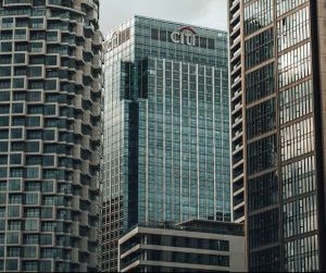 Las criptomonedas ofrecen un alto potencial de rentabilidad y mayor libertad financiera gracias a su descentralización, operando en un mercado abierto las 24 horas. Sin embargo, son un activo de alto riesgo debido a su extrema volatilidad y la falta de regulación. Los principales riesgos incluyen pérdidas rápidas y fallos de ciberseguridad. La clave del éxito reside en invertir únicamente con una estrategia clara y con capital que no comprometa su estabilidad financiera.