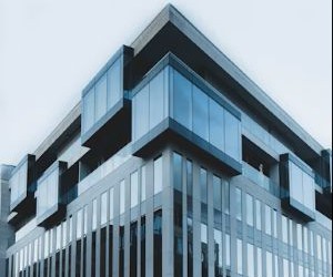 Las acciones ofrecen el potencial de crecimiento a largo plazo e ingresos por dividendos al invertir en empresas que crean valor a lo largo del tiempo, pero también conllevan un riesgo significativo debido a la volatilidad del mercado, los ciclos económicos y los eventos específicos de la empresa; la clave es invertir con una estrategia clara, una diversificación adecuada y solo con capital que no comprometa su estabilidad financiera.