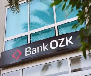 Las criptomonedas ofrecen un alto potencial de rentabilidad y mayor libertad financiera gracias a su descentralización, operando en un mercado abierto las 24 horas. Sin embargo, son un activo de alto riesgo debido a su extrema volatilidad y la falta de regulación. Los principales riesgos incluyen pérdidas rápidas y fallos de ciberseguridad. La clave del éxito reside en invertir únicamente con una estrategia clara y con capital que no comprometa su estabilidad financiera.