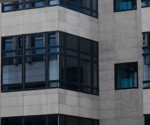 Las criptomonedas ofrecen un alto potencial de rentabilidad y mayor libertad financiera gracias a su descentralización, operando en un mercado abierto las 24 horas. Sin embargo, son un activo de alto riesgo debido a su extrema volatilidad y la falta de regulación. Los principales riesgos incluyen pérdidas rápidas y fallos de ciberseguridad. La clave del éxito reside en invertir únicamente con una estrategia clara y con capital que no comprometa su estabilidad financiera.